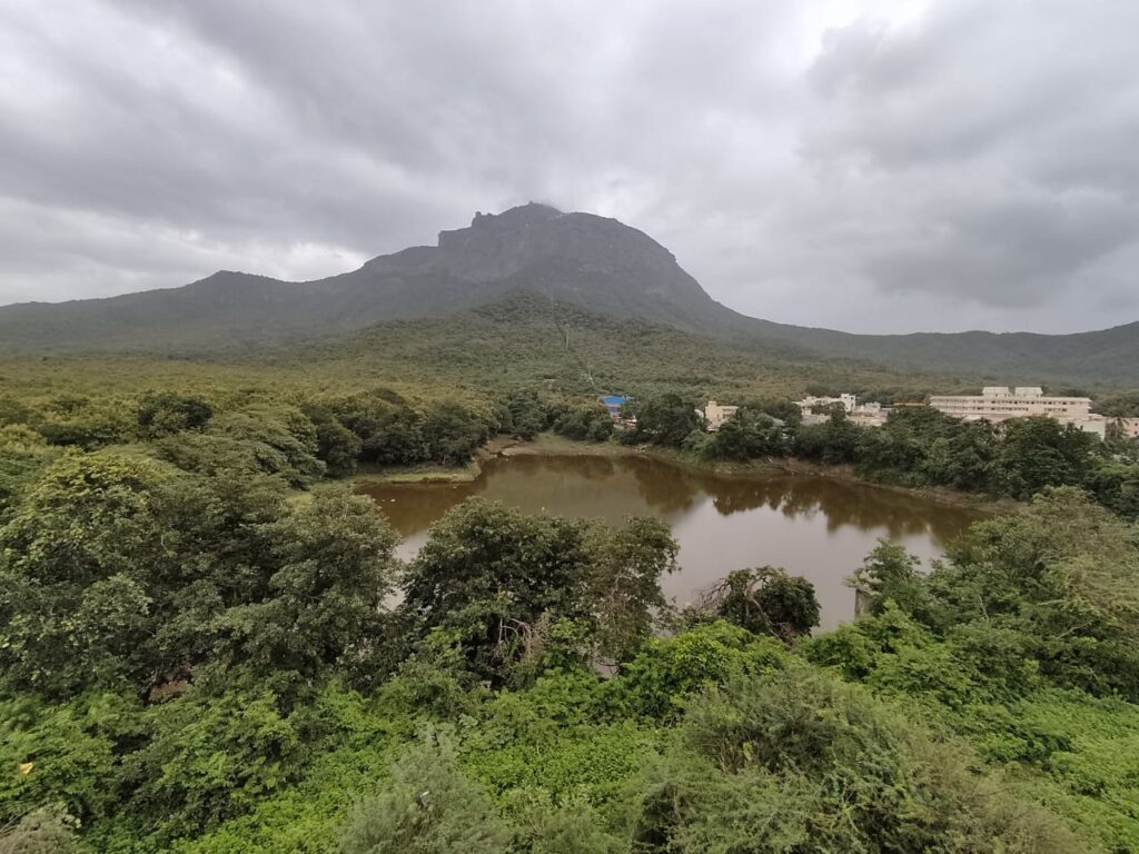 જુનાગઢના સુપ્રસિદ્ધ સુદર્શન તળાવમાં  ડૂબી ગયેલ યુવાનના મૃતદેહને બહાર કાઢતી ફાયર બ્રિગેડ.